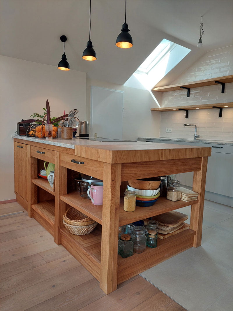 Massivholzküche mit Granitarbeitsplatte