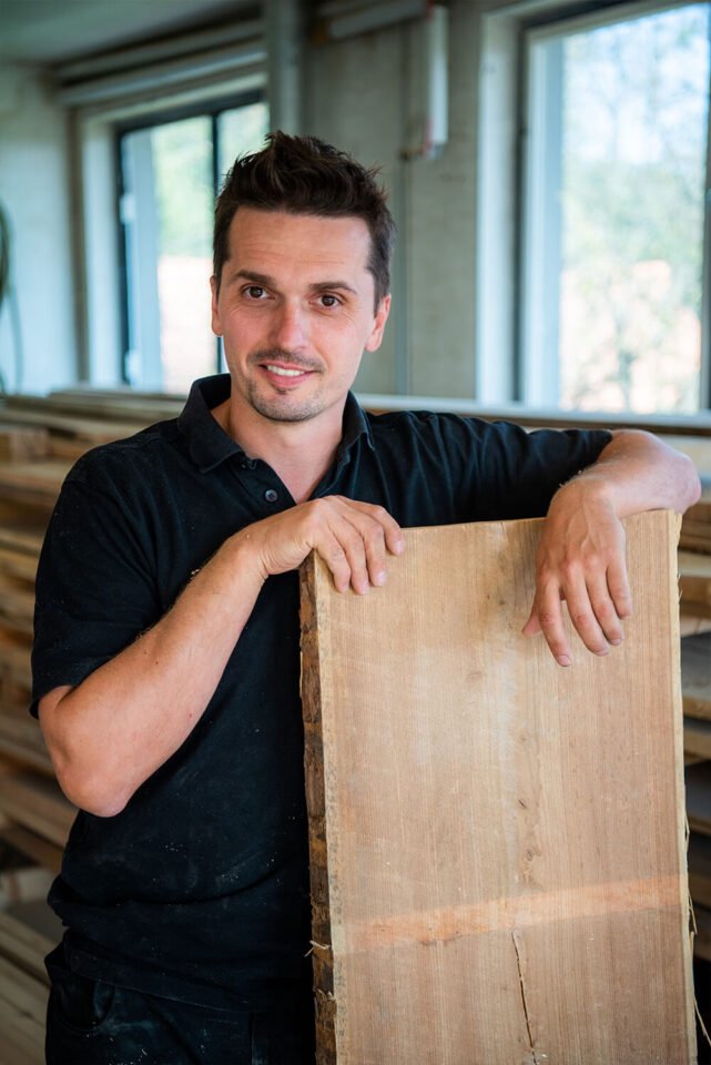 Florian Schaden mit Holzbrett