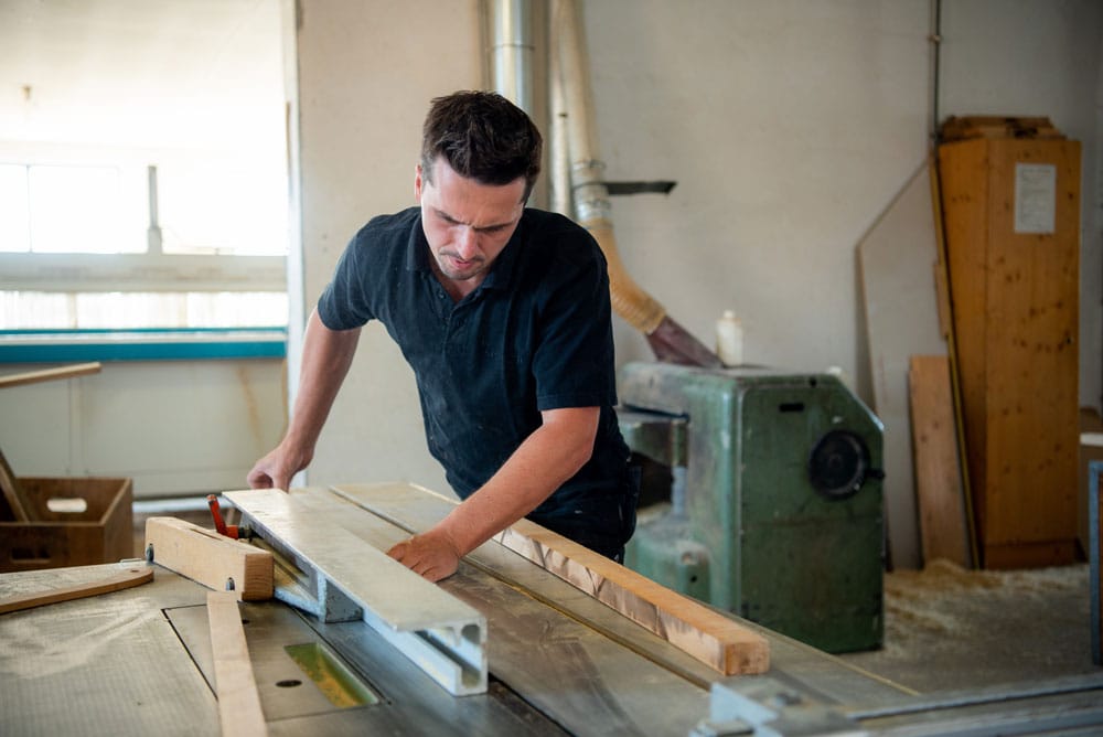 Tischlermeister Florian Schaden beim Holzuschnitt