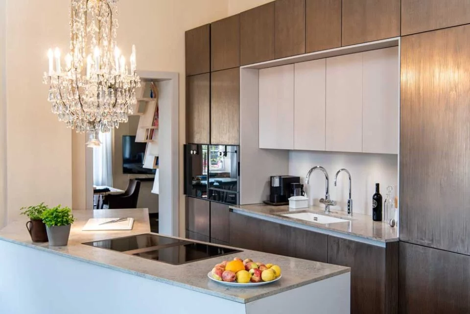 Küche mit Kücheninsel und Arbeitsplatte aus Stein